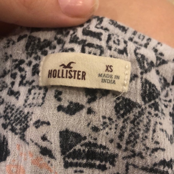 Cute Boho Styled Cropped Hollister Shirt - Picture 3 of 3